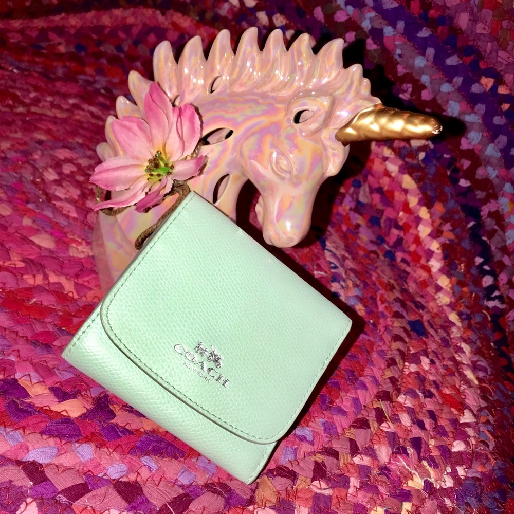 💚💙COACH Mint Green Trifold Wallet💙💚